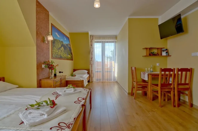 Comfort/Rõdu tuba neljale külalisele privaatse vannitoa ja mäevaatega